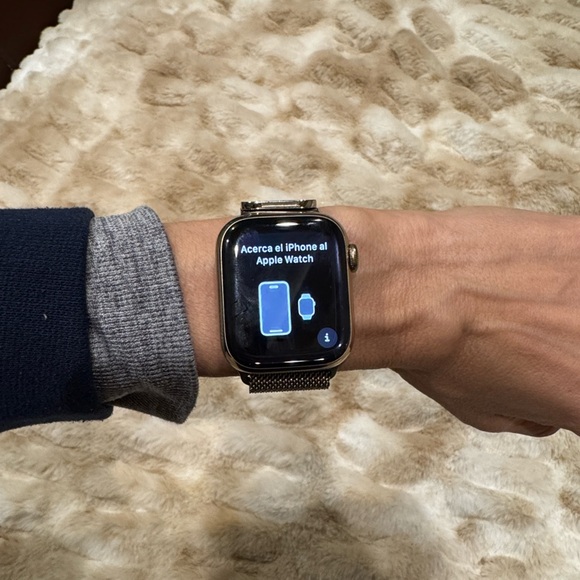 Apple Watch Series 8 GPS + Cellular Stainless Steel Case Gold 41mm Milanese Loop - Picture 3 of 12